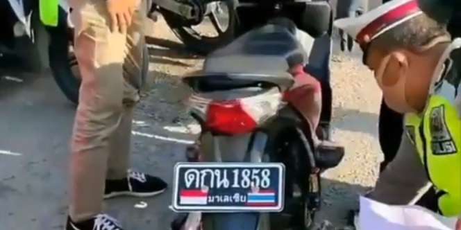 Plat Nomor Aksara Thailand Biar Unik, Cuma Bisa Nyengir Pas Ditilang
