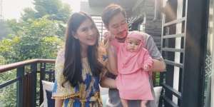 Gemas Abis! Begini Momen Syahnaz Ajak Anak Kembar Jalan-jalan