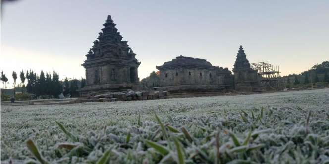 Musim Kemarau Tiba, Nikmati Indahnya Butiran Embun Es di Dieng