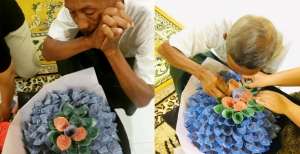 Ayah Bantu Buat Karangan Bunga dari Uang, Tak Tahu Itu Hadiah dari Anaknya