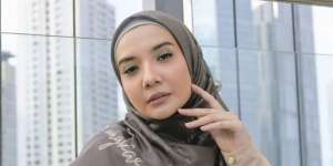 Gaya Hijab Zaskia Sungkar dengan Sandal Teplek Belasan Juta