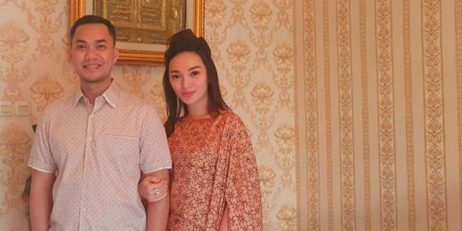Zaskia Gotik Beri Kado Sandal Mewah Buat Ultah Kakak Ipar