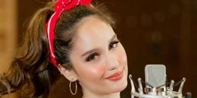 Idaman Banget! Cinta Laura Terbiasa Nyapu dan Ngepel Sendiri