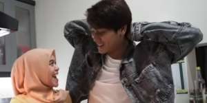 Romantis Banget! Lesty Masak dan Suapi Rizky Billar