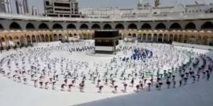 Pemandangan Thawaf di Masjidil Haram di Tengah Pandemi