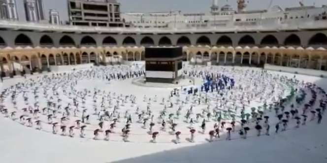 Pemandangan Thawaf di Masjidil Haram di Tengah Pandemi