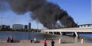 Detik-Detik Jembatan Ambruk Terbakar, Disebut Sebagai 'Gambaran Neraka'