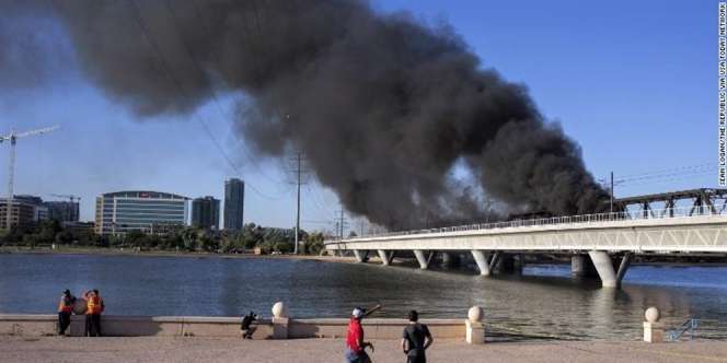 Detik-Detik Jembatan Ambruk Terbakar, Disebut Sebagai 'Gambaran Neraka'