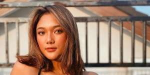 Pose Rebahan Pakai Baju Kancing Terbuka, Marion Jola Bikin Riuh