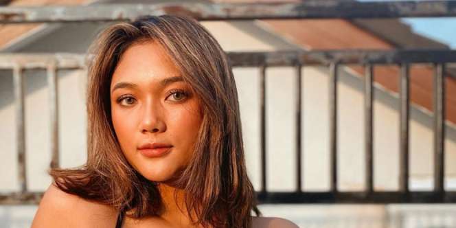 Pose Rebahan Pakai Baju Kancing Terbuka, Marion Jola Bikin Riuh