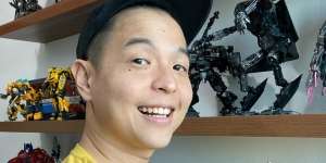 Ernest Prakasa Pernah Foto Bareng Gilang Predator Fetish Kain Jarik
