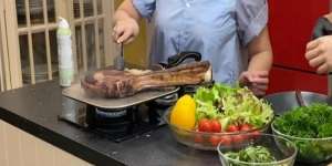 Potret Nagita Slavina Masak Steak Sultan, Harganya Rp150 Juta!