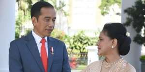 Sholat Idul Adha, Sandal Jepit Irina Jokowi Bikin Gagal Fokus