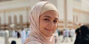 Pengalaman Amanda Rawles Berhijab di Film Ranah 3 Warna