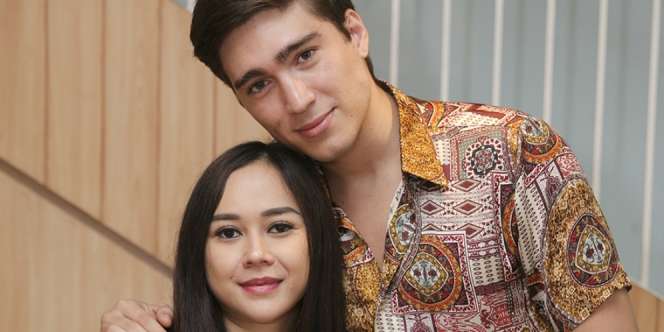 Ngeri Banget! Pose Bareng Ular, Aura Kasih Dijuluki Nyi Blorong