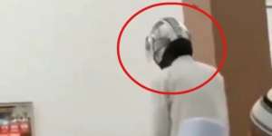 Video Viral Jemaah Sholat Lupa Lepas Helm, Netizen Ngakak