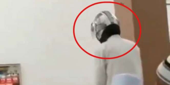 Video Viral Jemaah Sholat Lupa Lepas Helm, Netizen Ngakak