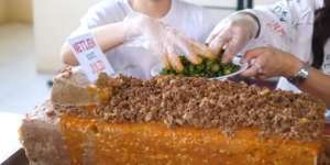 YouTuber Mgdalenaf Santap Bakso Kuburan Seharga Jutaan