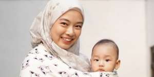 Berbalut Gamis, Potret Cantik Lindswell Kwok Momong Anak