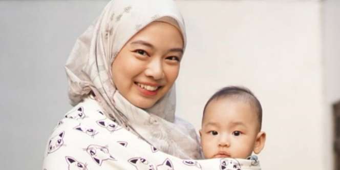 Berbalut Gamis, Potret Cantik Lindswell Kwok Momong Anak