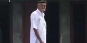 Viral Kakek Berseragam SMA Saat Sholat Idul Adha, Ini Kisahnya..
