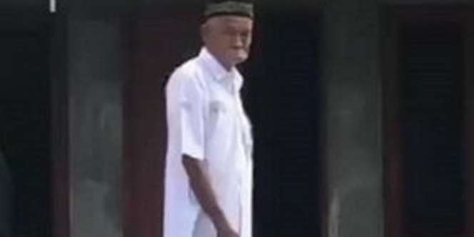 Viral Kakek Berseragam SMA Saat Sholat Idul Adha, Ini Kisahnya..