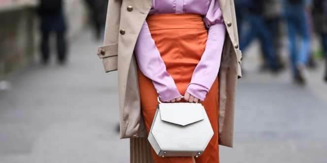 Tips Mengenakan Satin Skirt yang Sedang Tren di Musim Panas