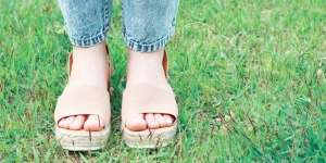4 Jenis Pakaian yang Cocok Dipadukan dengan Platform Sandals