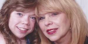 Aneh Tapi Nyata, Ibu Tiap Hari Jilati Putrinya untuk Bangunkan dari Tidur