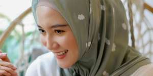 Gaya Chic Erica Putri dengan Midi Skirt Ibu Hamil