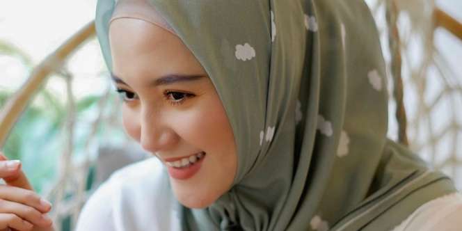 Gaya Chic Erica Putri dengan Midi Skirt Ibu Hamil