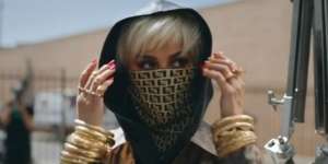 Masker Mewah Sampai Bikini Seksi, Intip Gaya Agnez Mo di Video Klip Terbaru