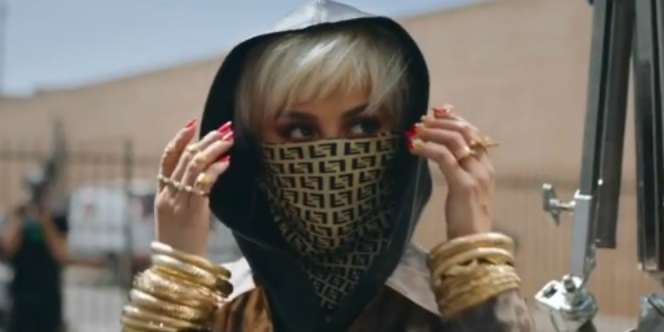 Masker Mewah Sampai Bikini Seksi, Intip Gaya Agnez Mo di Video Klip Terbaru