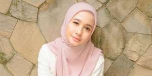 Duduk Termenung, Cantiknya Laudya Cynthia Bella Jadi Sorotan