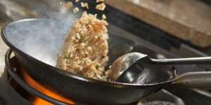 Gerakan Melempar Saat Masak Nasi Goreng Ternyata Kunci Kenikmatan