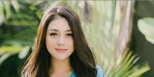 Pose di Pantai, Tubuh Celine Evangelista Bikin Netizen Terhipnotis
