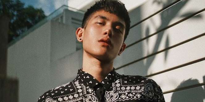 Tangga Darurat Jadi Inspirasi Single Layarkan Julian Jacob