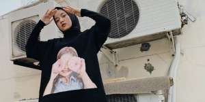 Gaya Hijab Nissa Sabyan, Modis Pakai Baggy T-Shirt
