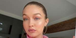 Tutorial Tren Alis 'Comb Over' ala Gigi Hadid