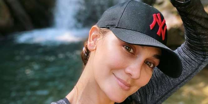 Berjemur Pamer Bahu Terbuka, Luna Maya Tuai Komentar Kocak Warganet