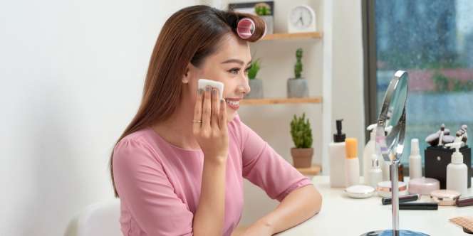 Makeup Bersih Wajah Glowing Bermodal Micellar Water 10ribuan, Penasaran?