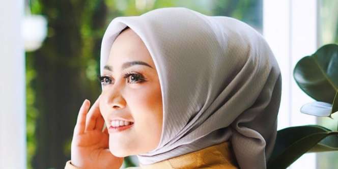 Rebahan di Kebun Raya Bogor, Rachel Vennya Jadi Sorotan