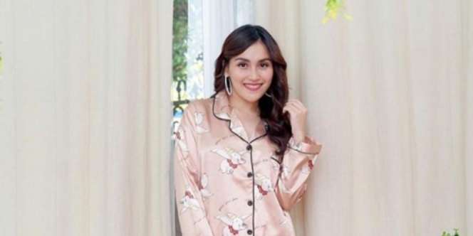 Ayu Ting Ting Pamer Sandal Hermes Rp15 Juta, Anak & Adik Pakai Selop Sejuta Umat