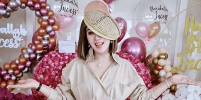 Lihat Syahrini Pakai Tudung Saji, Komentar Mama Mertua Disorot