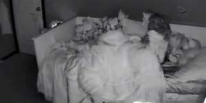 Intip CCTV Kamar, Orangtua Kaget Lihat Perilaku Anak Gadisnya di Tengah Malam