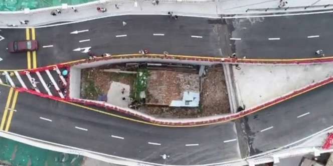 Tolak Pindah, Rumah Wanita Ini Diapit Jembatan Jalan Raya Raksasa