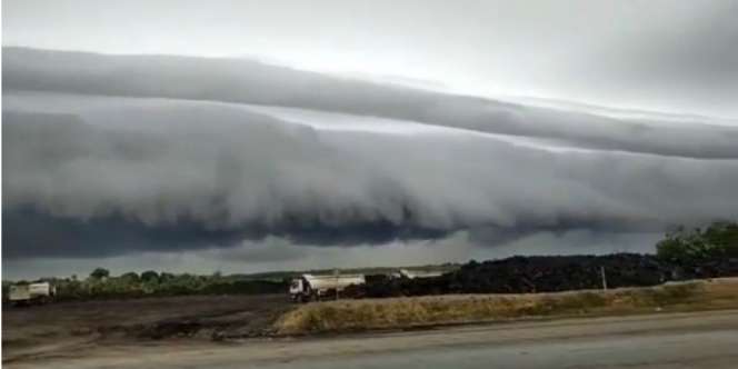 Viral Penampakan Awan Mirip Tsunami di Aceh