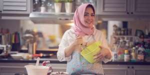 Bukan Kaleng-kaleng, Mama Rieta Belajar Bikin Roti dengan Chef Senior