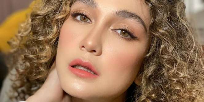 Pangling! Luna Maya Tampil Beda dengan Rambut Keriting