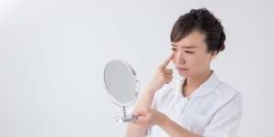 5 Tahap Menyamarkan Area Bawah Mata dengan Makeup
